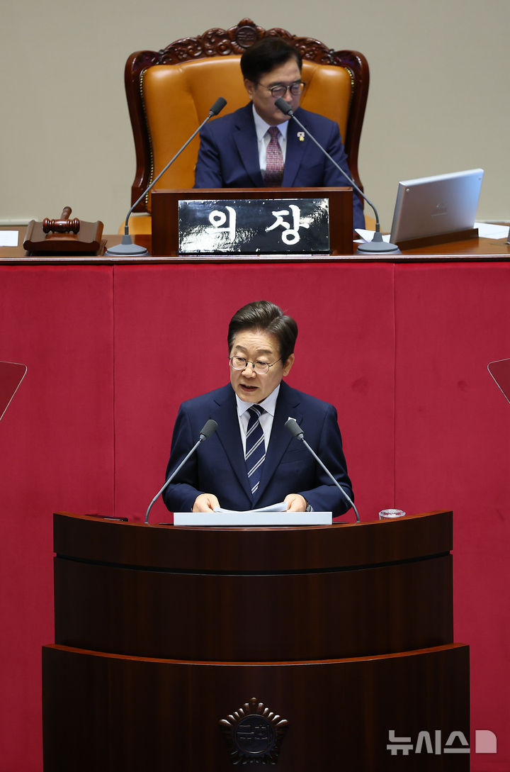 [서울=뉴시스] 고범준 기자 = 이재명 대통령이 26일 서울 여의도 국회 본회의장에서 추가경정예산(추경) 시정연설을 하고 있다. 2025.06.26. bjko@newsis.com