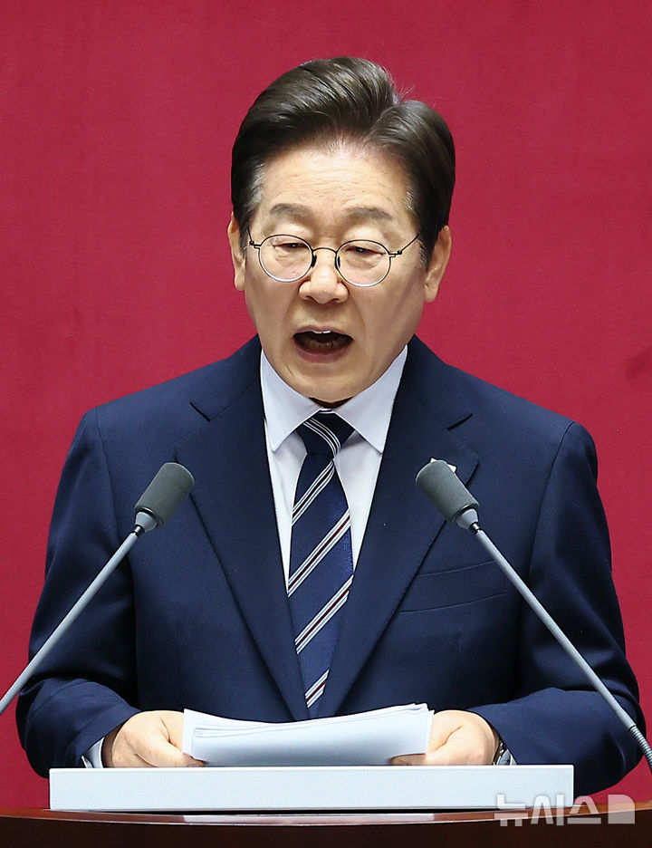 [서울=뉴시스] 고범준 기자 = 이재명 대통령이 26일 서울 여의도 국회 본회의장에서 추가경정예산(추경) 시정연설을 하고 있다. 2025.06.26. bjko@newsis.com