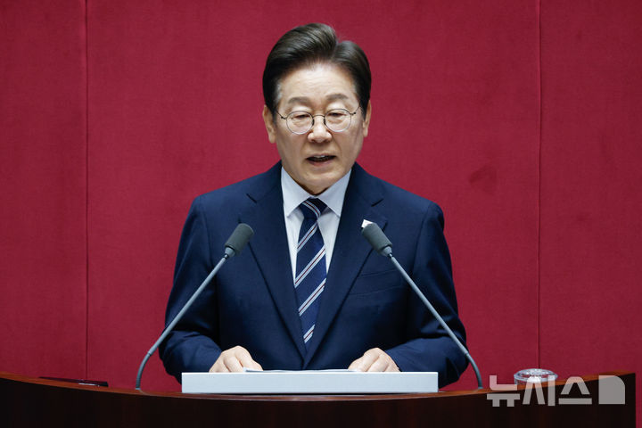 [서울=뉴시스] 국회사진기자단 = 이재명 대통령이 26일 오전 서울 여의도 국회에서 열린 제426회국회(임시회) 제2차 본회의에서 2025년도 제2회 추가경정예산안에 대한 정부의 시정연설을 하고 있다. 2025.06.26. photo@newsis.com