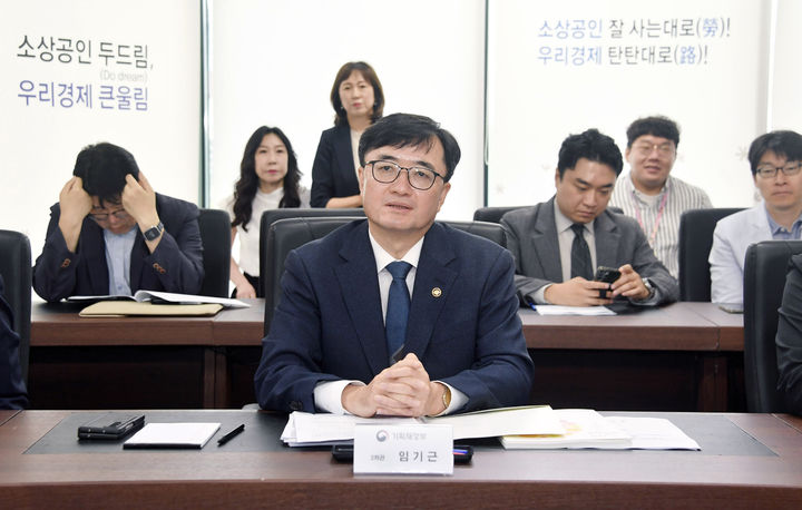 [서울=뉴시스] 임기근 기획재정부 차관이 26일 서울 영등포구 소상공인연합회에서 열린 '추경 집행 준비 간담회'에서 발언하고 있다. (사진=기획재정부 제공) 2025.06.26. photo@newsis.com *재판매 및 DB 금지