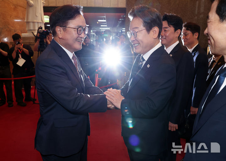 [서울=뉴시스] 고범준 기자 = 이재명 대통령이 26일 추가경정예산(추경) 시정연설을 위해 국회에 도착해 우원식 국회의장과 인사하고 있다. 2025.06.26. bjko@newsis.com