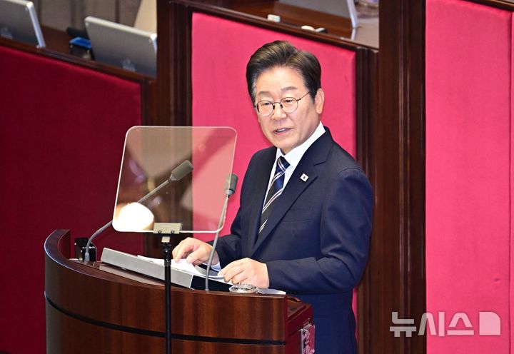 [서울=뉴시스] 국회사진기자단 = 이재명 대통령이 26일 오전 서울 여의도 국회에서 추가경정예산 시정연설을 하고 있다. 2025.06.26. photo@newsis.com