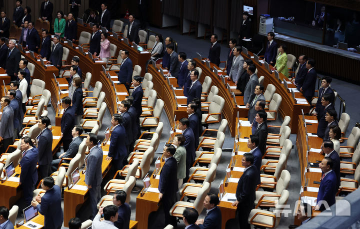 [서울=뉴시스] 고승민 기자 = 국민의힘 김용태 비상대책위원장과 송언석 원내대표 등 의원들이 26일 서울 여의도 국회에서 열린 본회의에서 시정연설을 하기 위해 입장하는 이재명 대통령을 지켜보고 있다. 2025.06.26. kkssmm99@newsis.com