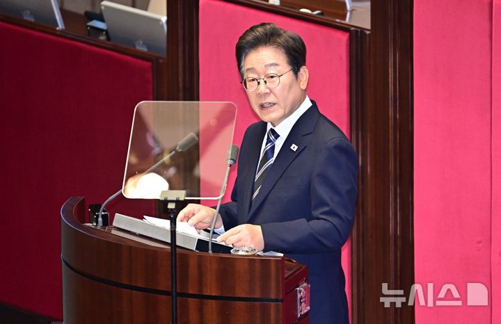 [서울=뉴시스] 국회사진기자단 = 이재명 대통령이 26일 오전 서울 여의도 국회에서 추가경정예산 시정연설을 하고 있다. 2025.06.26. photo@newsis.com