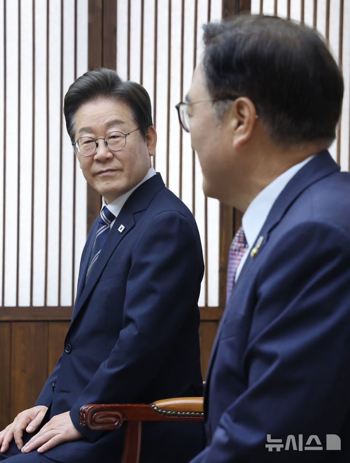 [서울=뉴시스] 고범준 기자 = 이재명 대통령이 26일 국회에서 추가경정예산(추경) 시정연설에 앞서 우원식 국회의장과 사전환담을 하고 있다. 2025.06.26. bjko@newsis.com