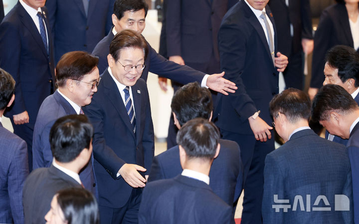 [서울=뉴시스] 국회사진기자단 = 이재명 대통령이 첫 국회 시정연설을 하기 위해 26일 서울 여의도 국회에 도착해 본회의장으로 향하고 있다. 2025.06.26. photo@newsis.com