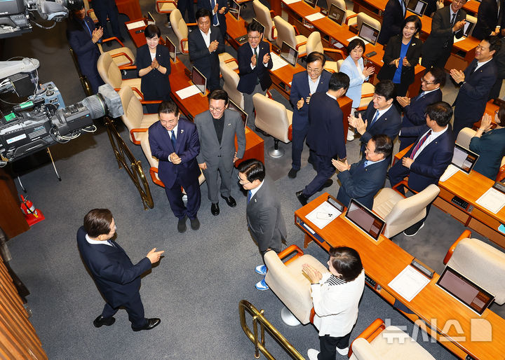 [서울=뉴시스] 고범준 기자 = 이재명 대통령이 26일 서울 여의도 국회 본회의장에서 추가경정예산(추경) 시정연설을 위해 입장하고 있다. 2025.06.26. bjko@newsis.com