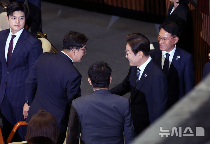 [서울=뉴시스] 고승민 기자 = 이재명 대통령이 26일 서울 여의도 국회에서 열린 본회의에서 추가경정예산 시정연설을 마친 뒤 권성동 등 국민의힘 의원들과 인사를 하고 있다. 2025.06.26. kkssmm99@newsis.com