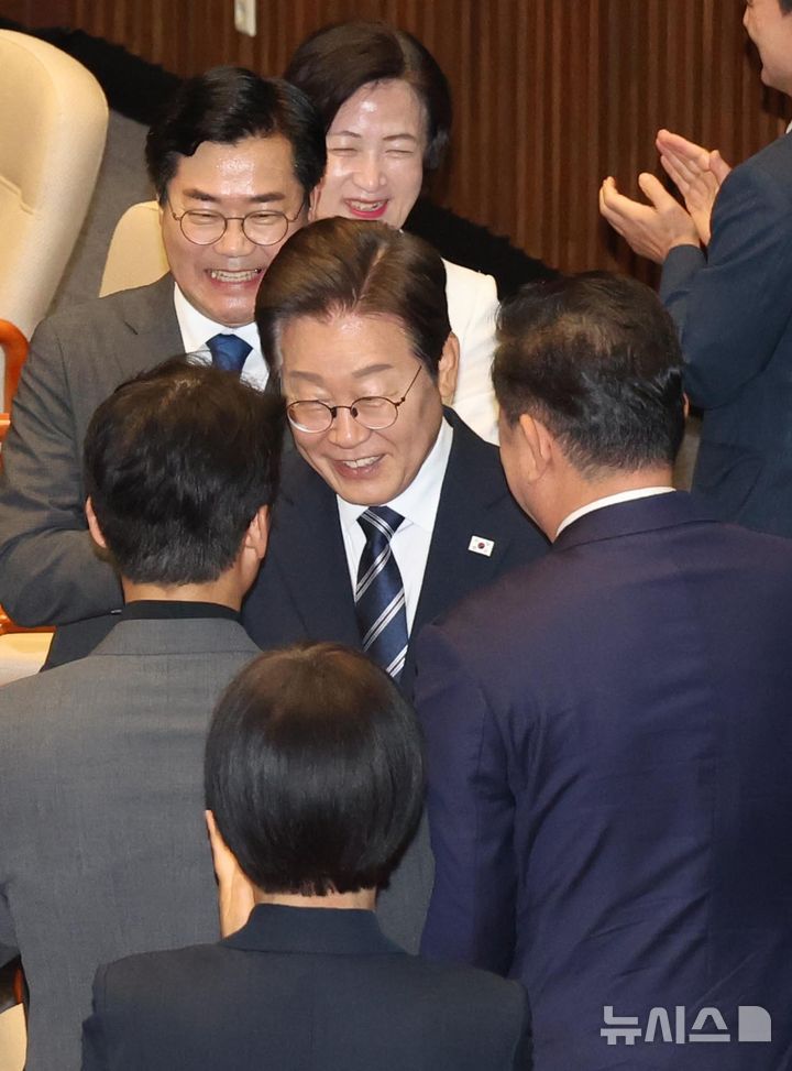 [서울=뉴시스] 국회사진기자단 = 이재명 대통령이 26일 서울 여의도 국회 본회의에서 추가경정예산 시정연설을 위해 입장하며 김민석 국무총리 후보자와 인사하고 있다. 2025.06.26. photo@newsis.com