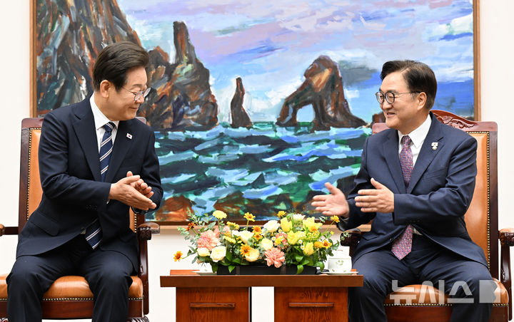 [서울=뉴시스] 고범준 기자 = 이재명 대통령이 26일 국회에서 추가경정예산(추경) 시정연설에 앞서 우원식 국회의장과 사전환담을 하고 있다. 2025.06.26. bjko@newsis.com