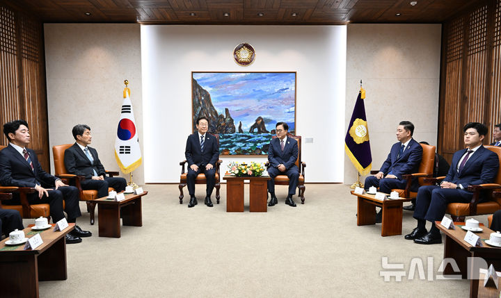 [서울=뉴시스] 고범준 기자 = 이재명 대통령이 26일 국회에서 추가경정예산(추경) 시정연설에 앞서 우원식 국회의장과 사전환담을 하고 있다. 2025.06.26. bjko@newsis.com