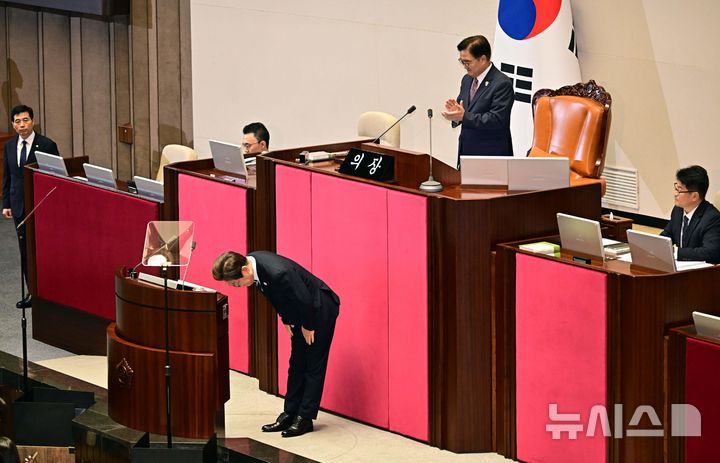 [서울=뉴시스] 국회사진기자단 = 이재명 대통령이 26일 서울 여의도 국회에서 추가경정예산 시정연설을 마친 뒤 인사하고 있다. 2025.06.26. photo@newsis.com