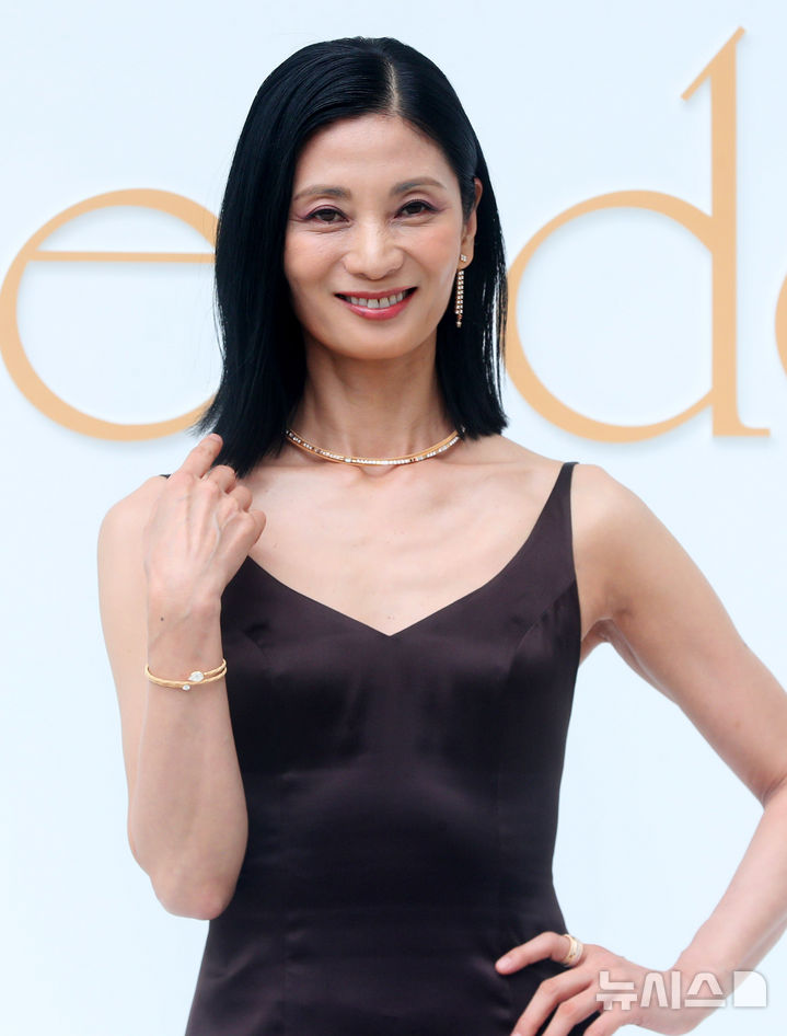 [서울=뉴시스] 김혜진 기자 = 강수진 국립발레단 단장이 26일 오전 서울 강남구 갤러리아 백화점에서 열린 주얼리 브랜드 벨렌도르프 갤러리아 부티크 오픈 행사에서 포즈를 취하고 있다. 2025.06.26. jini@newsis.com