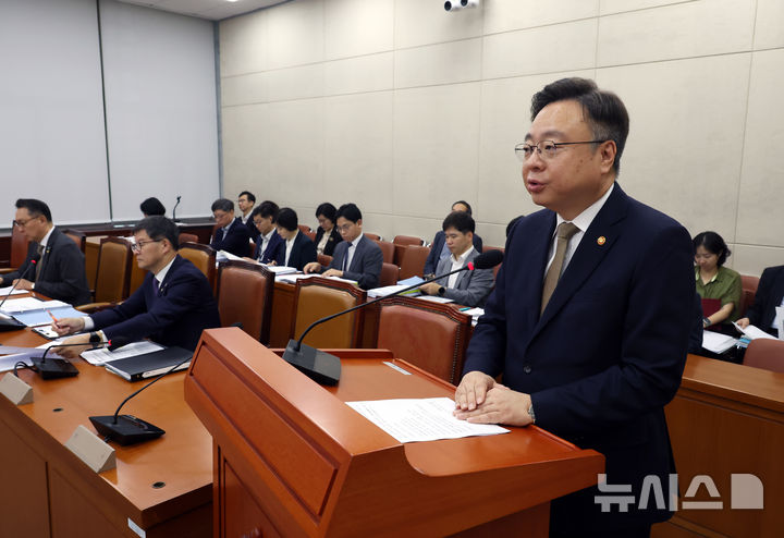 [서울=뉴시스] 고승민 기자 = 26일 서울 여의도 국회에서 열린 제426회 국회(임시회) 보건복지위원회 제1차 전체회의에서 조규홍 보건복지부 장관이 추경예산안 제안설명을 하고 있다. 2025.06.26. kkssmm99@newsis.com