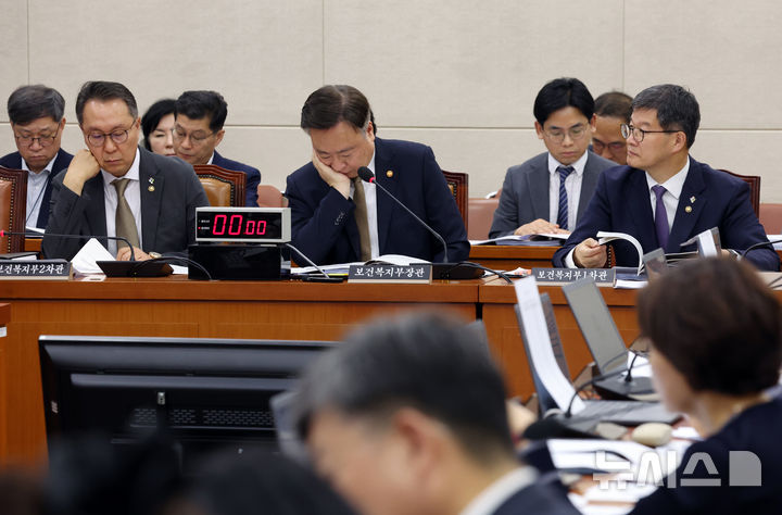 [서울=뉴시스] 고승민 기자 = 26일 서울 여의도 국회에서 열린 제426회 국회(임시회) 보건복지위원회 제1차 전체회의에서 조규홍 보건복지부 장관 등 국무위원들이 자료를 살피고 있다. 2025.06.26. kkssmm99@newsis.com