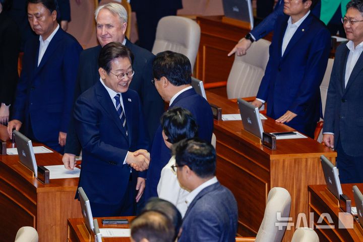 [서울=뉴시스] 국회사진기자단 = 이재명 대통령이 26일 서울 여의도 국회에서 추가경정예산 시정연설을 마친 뒤 국민의힘 의원들과 악수하고 있다. 2025.06.26. photo@newsis.com