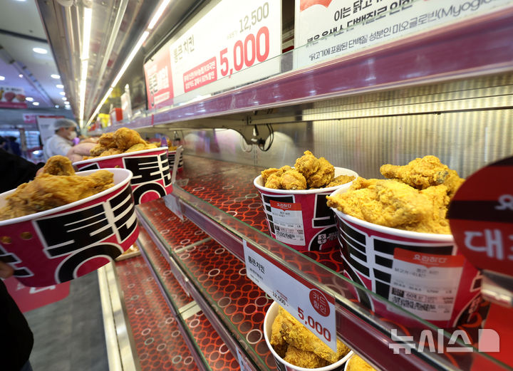 [서울=뉴시스] 홍효식 기자 = 롯데마트가 행사카드로 결제시 통큰치킨을 한마리에 5000원 특가에 판매한 26일 오전 서울 중구 롯데마트 제타플렉스 서울역점에서 관계자들이 치킨을 매대로 이동하고 있다. 이번 행사는 2010년 5000원 '통큰치킨’으로 주목받았던 롯데마트가 약 15년 만에 다시 '통큰' 키워드를 전면에 내세운 것으로 1인당 1마리 한정이다. 2025.06.26. yesphoto@newsis.com