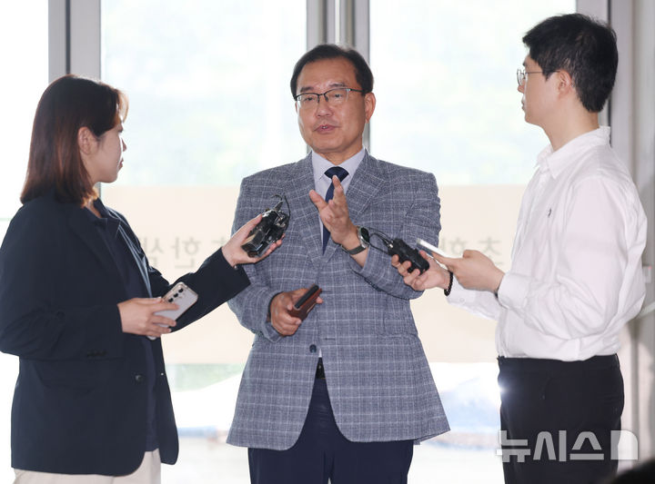 [서울=뉴시스] 김진아 기자 = 순직 해병 수사 외압 의혹 사건을 맡은 이명현 특별검사가 26일 서울 서초구에 마련된 사무실 로비에서 취재진의 질문에 답하고 있다. 2025.06.26. bluesoda@newsis.com