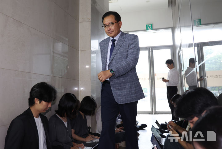 [서울=뉴시스] 김진아 기자 = 순직 해병 수사 외압 의혹 사건을 맡은 이명현 특별검사가 26일 서울 서초구에 마련된 사무실 로비에서 취재진의 질문에 답한 뒤 사무실로 향하고 있다. 2025.06.26. bluesoda@newsis.com