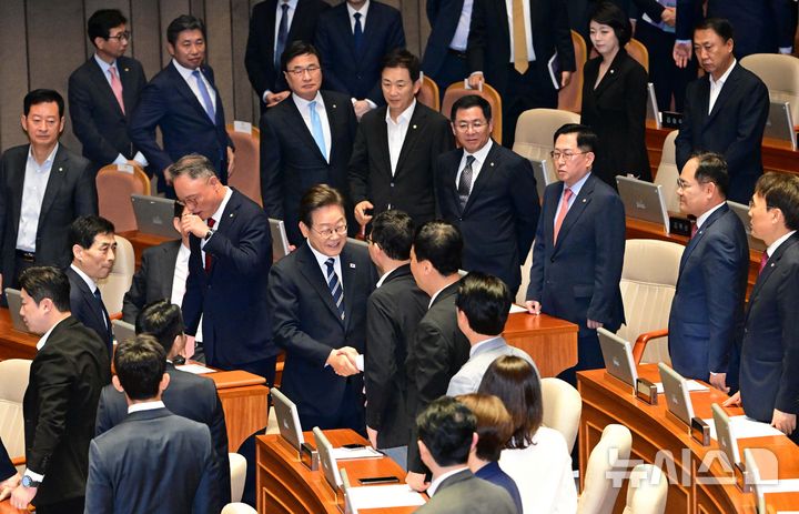 [서울=뉴시스] 국회사진기자단 = 이재명 대통령이 26일 서울 여의도 국회에서 추가경정예산안 시정연설을 마친 뒤 국민의힘 의원들과 인사를 하고 있다. 2025.06.25. photo@newsis.com