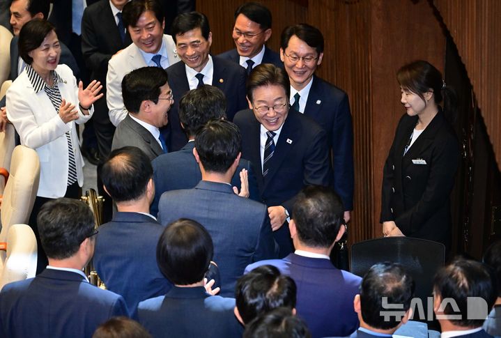 [서울=뉴시스] 국회사진기자단 = 이재명 대통령이 26일 서울 여의도 국회에서 추가경정예산안 시정연설을 마친 뒤 여당 의원들과 인사를 하고 있다. 2025.06.25. photo@newsis.com