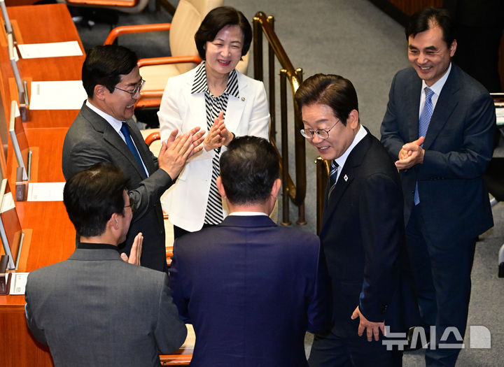 [서울=뉴시스] 국회사진기자단 = 이재명 대통령이 26일 서울 여의도 국회에서 열린 본회의에서 추가경정예산안 시정연설을 하기 위해 입장하던 중 박찬대 전 원내대표 등 의원들과 인사를 하고 있다. 2025.06.25. photo@newsis.com