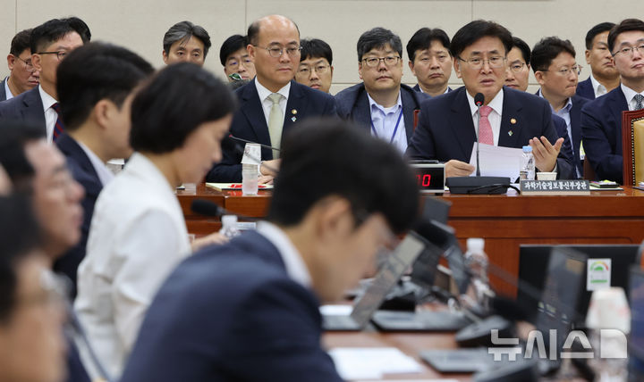 [서울=뉴시스] 김금보 기자 = 유상임 과학기술정보통신부 장관이 26일 오전 서울 여의도 국회에서 열린 과학기술정보방송통신위원회 전체회의에서 질문에 답하고 있다. 2025.06.26. kgb@newsis.com