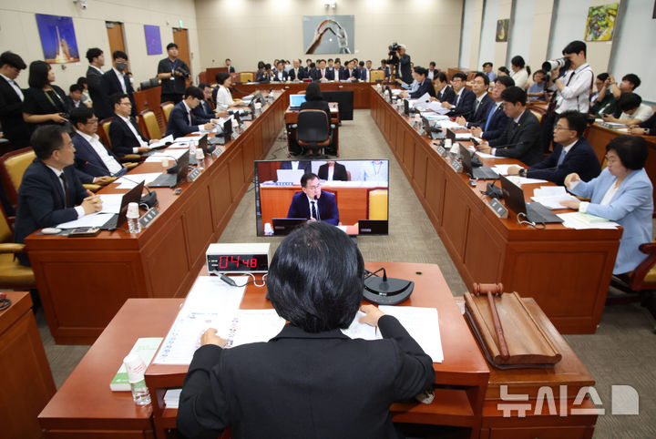 [서울=뉴시스] 김금보 기자 = 최민희 국회 과학기술정보방송통신위원회 위원장이 26일 오전 서울 여의도 국회에서 열린 과학기술정보방송통신위원회 전체회의를 주재하고 있다. 2025.06.26. kgb@newsis.com