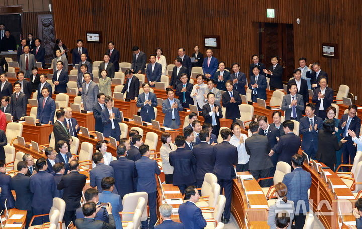 [서울=뉴시스] 고범준 기자 = 이재명 대통령이 26일 서울 여의도 국회 본회의장에서 추가경정예산(추경) 시정연설을 위해 입장하며 더불어민주당 의원들과 악수를 하고 있다. 2025.06.26. bjko@newsis.com