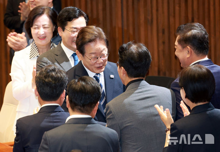 [서울=뉴시스] 고범준 기자 = 이재명 대통령이 26일 서울 여의도 국회 본회의장에서 추가경정예산(추경) 시정연설을 위해 입장하며 김민석 국무총리 후보자와 악수를 하고 있다. 2025.06.26. bjko@newsis.com