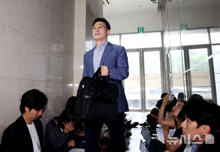 [서울=뉴시스] 김진아 기자 = 임성근 전 해병대 1사단장이 26일 서울 서초구 서초동에 마련된 이명현 채상병 특검 사무실을 찾아 면담을 하기 위해 이동하고 있다. 2025.06.26. bluesoda@newsis.com