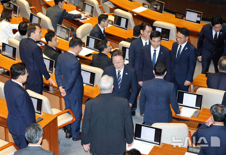 [서울=뉴시스] 국회사진기자단 = 이재명 대통령이 26일 서울 여의도 국회에서 열린 본회의에서 추가경정예산안 시정연설을 마친 뒤 국민의힘 의원들과 인사를 하고 있다. 2025.06.25. photo@newsis.com