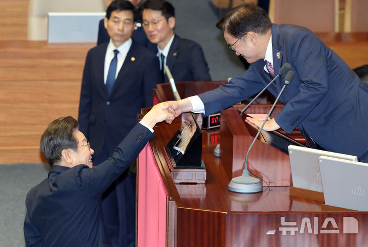 [서울=뉴시스] 국회사진기자단 = 이재명 대통령이 26일 서울 여의도 국회에서 열린 본회의에서 추가경정예산안 시정연설 후 우원식 의장과 악수하고 있다. 2025.06.25. photo@newsis.com