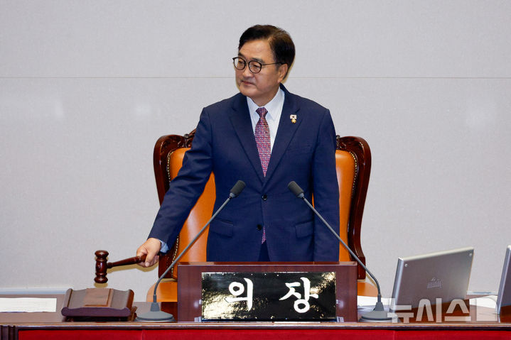 [서울=뉴시스] 국회사진기자단 = 우원식 국회의장이 26일 오전 서울 여의도 국회에서 열린 제426회국회(임시회) 제2차 본회의에서 의사봉을 두드리고 있다. 2025.06.26. photo@newsis.com