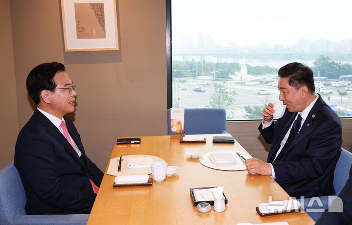 [서울=뉴시스] 권창회 기자 = 김병기(오른쪽) 더불어민주당 원내대표와 송언석 국민의힘 원내대표가 26일 서울 여의도 한 식당에서 열린 양당 오찬 회동에서 대화하고 있다. 2025.06.26. kch0523@newsis.com