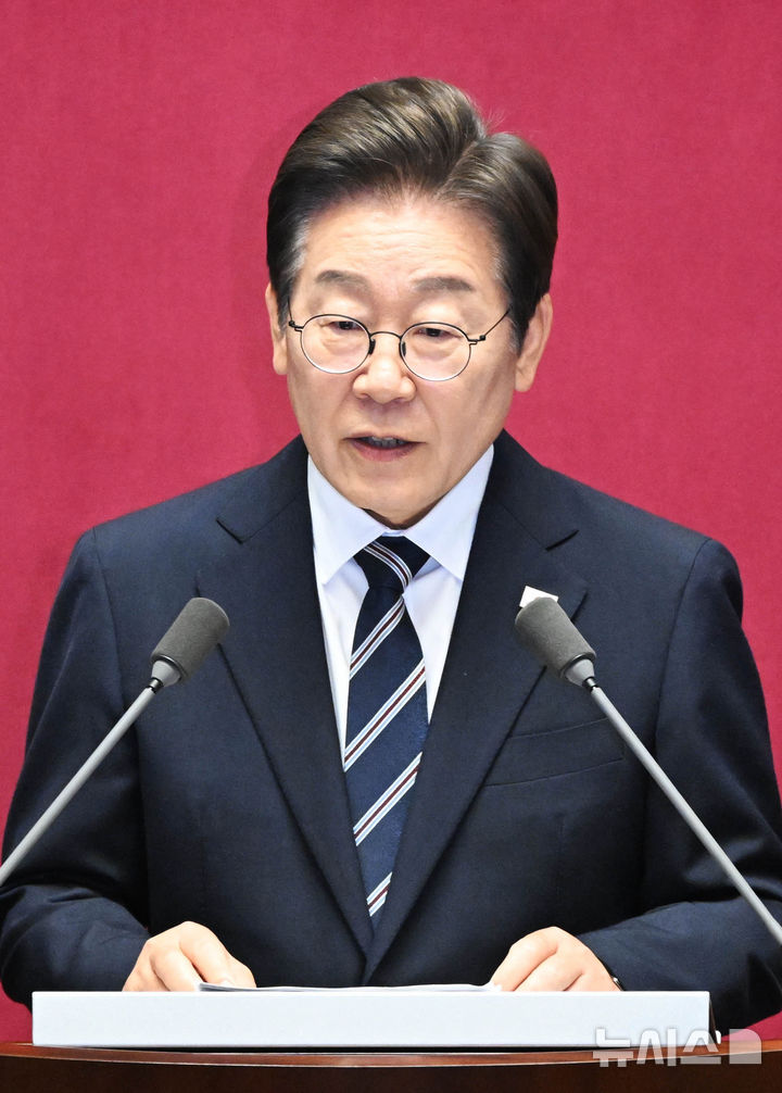 [서울=뉴시스] 국회사진기자단 = 이재명 대통령이 26일 서울 여의도 국회에서 열린 본회의에서 추가경정예산안 시정연설을 하고 있다. 2025.06.25. photo@newsis.com