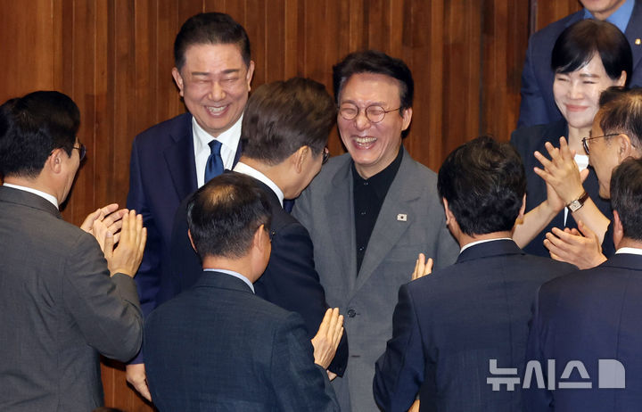 [서울=뉴시스] 고범준 기자 = 이재명 대통령이 26일 서울 여의도 국회 본회의장에서 추가경정예산(추경) 시정연설을 위해 입장하며 김민석 국무총리 후보자와 악수를 하고 있다. 2025.06.26. bjko@newsis.com