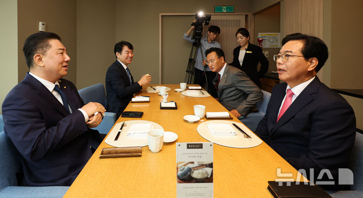 [서울=뉴시스] 권창회 기자 = 김병기(왼쪽) 더불어민주당 원내대표와 송언석 국민의힘 원내대표가 26일 서울 여의도 한 식당에서 열린 양당 오찬 회동에서 대화하고 있다. 2025.06.26. kch0523@newsis.com