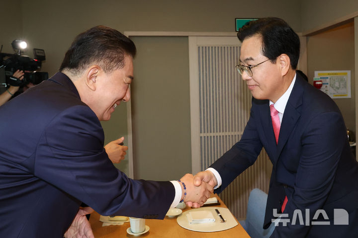 [서울=뉴시스] 권창회 기자 = 김병기(왼쪽) 더불어민주당 원내대표와 송언석 국민의힘 원내대표가 26일 서울 여의도 한 식당에서 열린 양당 오찬 회동에서 악수하고 있다. 2025.06.26. kch0523@newsis.com