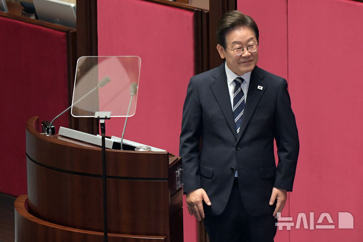 [서울=뉴시스] 국회사진기자단 = 이재명 대통령이 26일 서울 여의도 국회에서 열린 본회의에서 2025년도 제2회 추가경정예산안 시정연설을 하기 전 국민의힘 의원들을 향해 인사하고 있다. 2025.06.25. photo@newsis.com