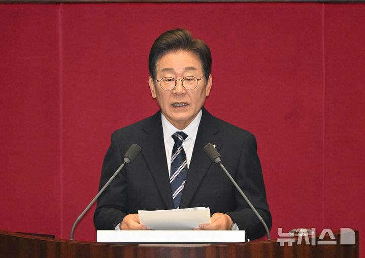 [서울=뉴시스] 국회사진기자단 = 이재명 대통령이 지난 26일 서울 여의도 국회에서 열린 본회의에서 2025년도 제2회 추가경정예산안 시정연설을 하고 있는 모습. 2025.06.25. photo@newsis.com