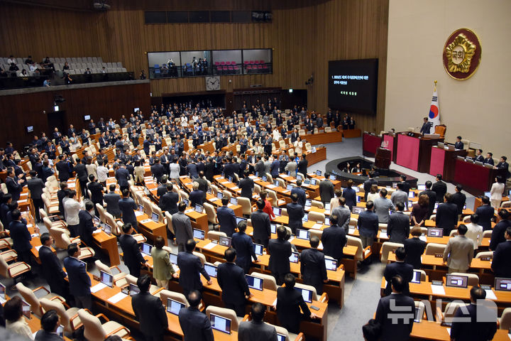 [서울=뉴시스] 국회사진기자단 = 이재명 대통령이 26일 서울 여의도 국회에서 열린 본회의에서 2025년도 제2회 추가경정예산안 시정연설을 하기 전 여당 의원들에게 박수를 받으며 입장하고 있다. 2025.06.25. photo@newsis.com