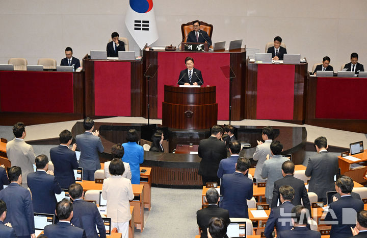 [서울=뉴시스] 국회사진기자단 = 이재명 대통령이 26일 서울 여의도 국회에서 열린 본회의에서 2025년도 제2회 추가경정예산안 시정연설을 하고 있다. 2025.06.25. photo@newsis.com