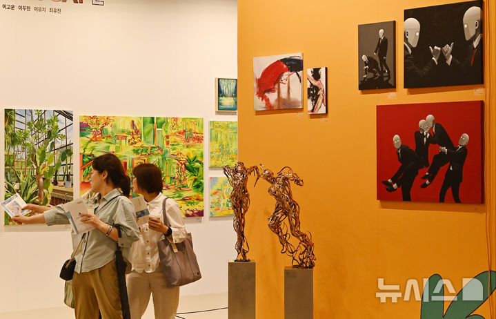 [수원=뉴시스] 김종택 기자 = 26일 경기 수원시 영통구 수원컨벤션센터에서 열린 '2025 화랑미술제 in 수원'을 찾은 관람객들이 전시된 작품을 감상하고 있다. 가나아트, 학고재 등 협회 소속 국내 104개 갤러리가 참여한 이번 전시회는 약 600여 명의 작가들이 작품을 출품했다. 2025.06.26. jtk@newsis.com