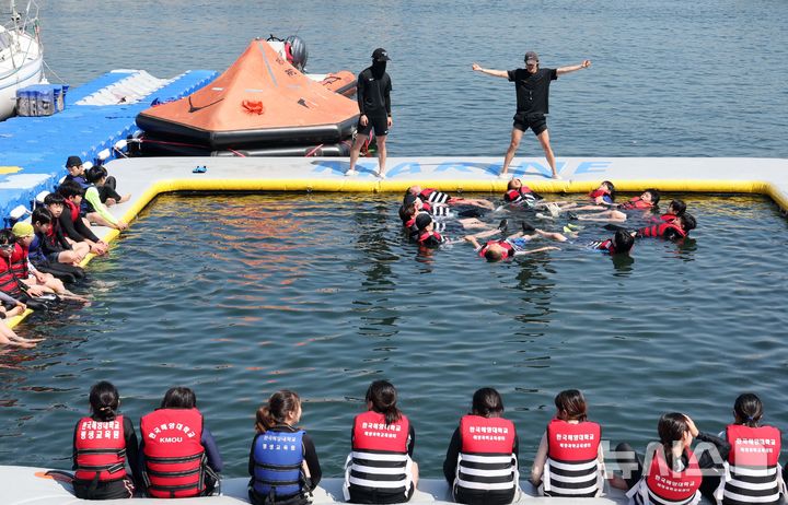 [부산=뉴시스] 하경민 기자 = '2025년 초등학생 바다생존수영 교육과정'이 열린 26일 부산 영도구 한국해양대학교 해상교육장에서 초등학생들이 바다 생존 수영법을 배우고 있다. 한국해양대는 오는 7월18일까지 영도구 내 초등학교 26곳의 6학년 학생 1520명을 대상으로 이 교육과정을 운영한다. 2025.06.26. yulnetphoto@newsis.com