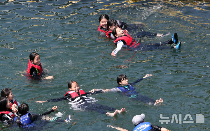 [부산=뉴시스] 하경민 기자 = '2025년 초등학생 바다생존수영 교육과정'이 열린 26일 부산 영도구 한국해양대학교 해상교육장에서 초등학생들이 바다 생존 수영법을 배우고 있다. 한국해양대는 오는 7월18일까지 영도구 내 초등학교 26곳의 6학년 학생 1520명을 대상으로 이 교육과정을 운영한다. 2025.06.26. yulnetphoto@newsis.com