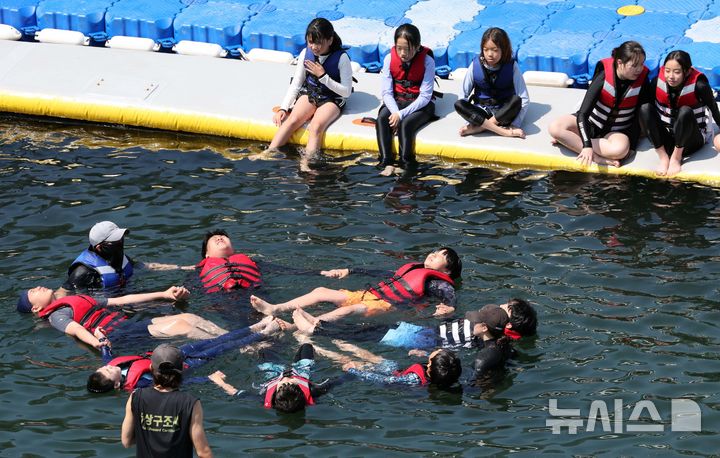 [부산=뉴시스] 하경민 기자 = '2025년 초등학생 바다생존수영 교육과정'이 열린 26일 부산 영도구 한국해양대학교 해상교육장에서 초등학생들이 바다 생존 수영법을 배우고 있다. 한국해양대는 오는 7월18일까지 영도구 내 초등학교 26곳의 6학년 학생 1520명을 대상으로 이 교육과정을 운영한다. 2025.06.26. yulnetphoto@newsis.com