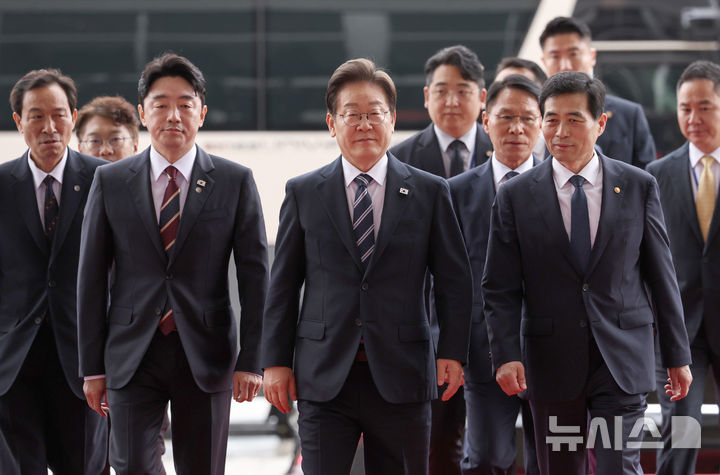 [서울=뉴시스] 고범준 기자 = 이재명 대통령이 26일 추가경정예산(추경) 시정연설을 하기 위해 국회로 들어서고 있다. 2025.06.26. bjko@newsis.com