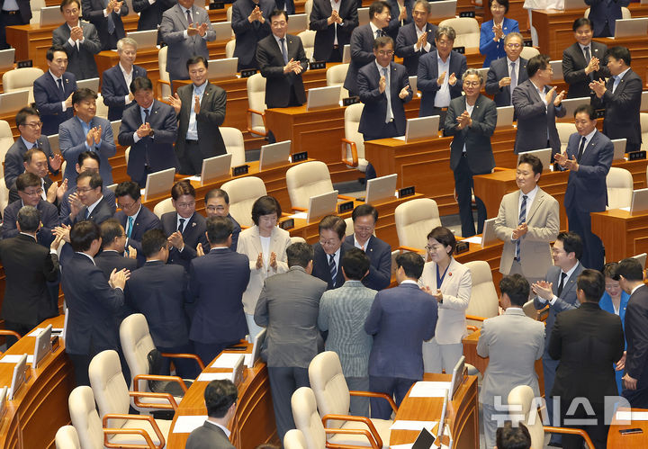 [서울=뉴시스] 고범준 기자 = 이재명 대통령이 26일 서울 여의도 국회 본회의장에서 추가경정예산(추경) 시정연설을 위해 입장하며 의원들과 악수하고 있다. 2025.06.26. bjko@newsis.com