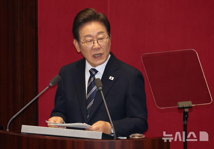 [서울=뉴시스] 고범준 기자 = 사진은 이재명 대통령이 지난달 26일 서울 여의도 국회 본회의장에서 추가경정예산(추경) 시정연설을 하고 있는 모습. 2025.06.26. bjko@newsis.com